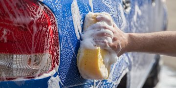 Tot ce trebuie să știi despre spălarea mașinii acasă