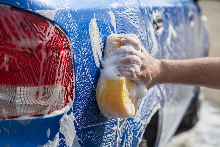 Tot ce trebuie să știi despre spălarea mașinii acasă