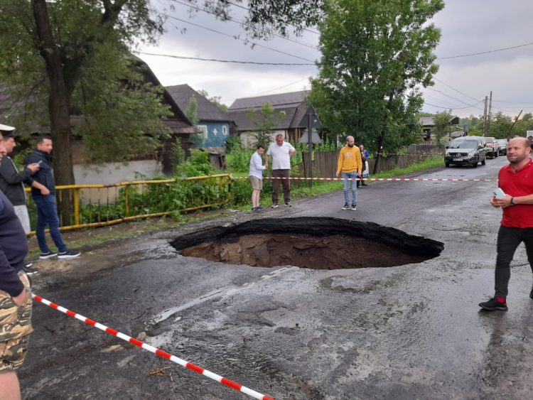 Podul din satul Săcel, redeschis traficului rutier în luna decembrie