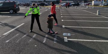 Zeci de copii, „înarmaţi” cu vehiculele din dotare, respectiv biciclete sau trotinete, instruiți de polițiștii Serviciului Rutier