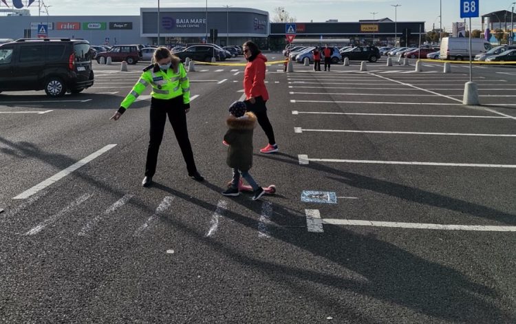 Zeci de copii, „înarmaţi” cu vehiculele din dotare, respectiv biciclete sau trotinete, instruiți de polițiștii Serviciului Rutier