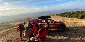 Acțiune în derulare a SPJ Salvamont Maramureș în zona Bistra, Valea Vișeului pentru transportul unei femei bolnave