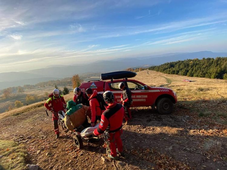 Acțiune în derulare a SPJ Salvamont Maramureș în zona Bistra, Valea Vișeului pentru transportul unei femei bolnave