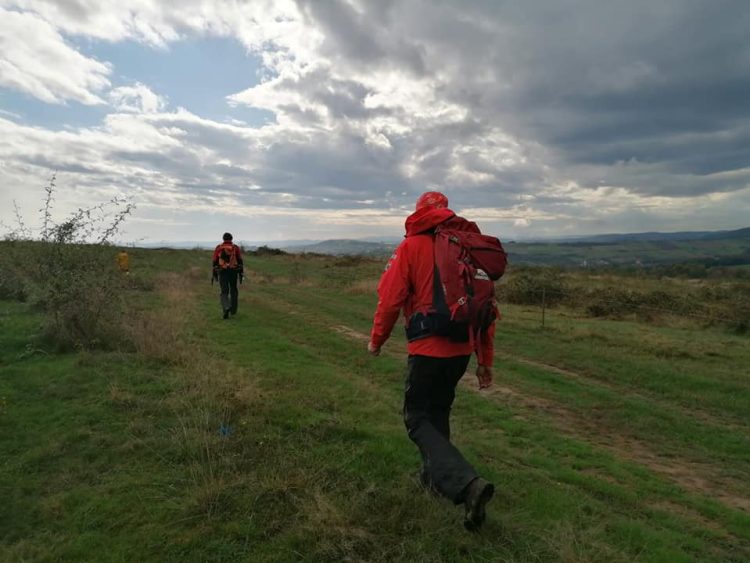 Bărbat strivit de cai şi de căruţa plină de lemne în zona Şugău. Intervin salvamontiştii