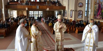 PS Vasile Bizău în parohia „Sfânta Cruce”: „Postul Crăciunului ne invită să înlăturăm ceea ce ne îndepărtează de voia lui Dumnezeu”