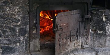 EXPLOZIE ÎNTR-O GOSPODĂRIE DIN BERCHEZOAIA. O FEMEIE TRANSPORTATĂ ÎN STARE GRAVĂ LA SPITAL