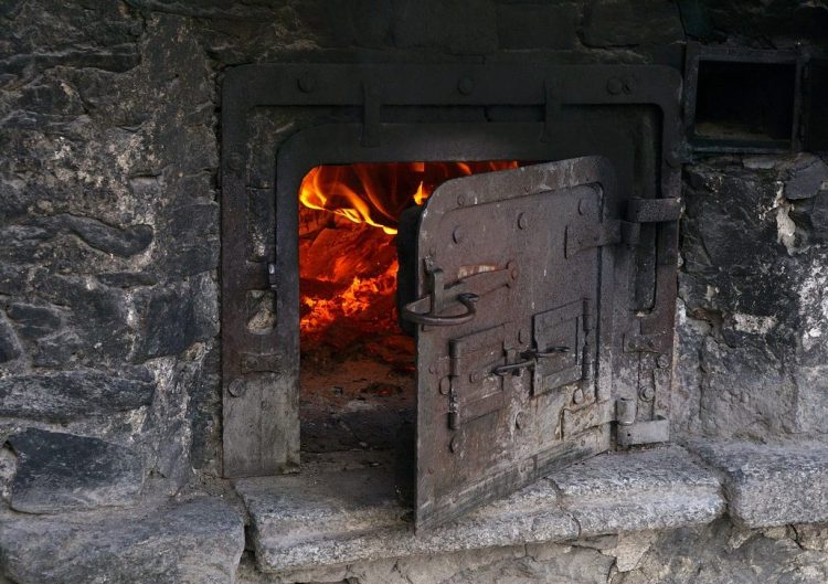 EXPLOZIE ÎNTR-O GOSPODĂRIE DIN BERCHEZOAIA. O FEMEIE TRANSPORTATĂ ÎN STARE GRAVĂ LA SPITAL