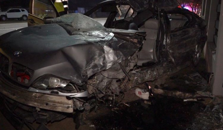 Un şofer începător şi o fată de 14 ani au murit într-un BMW strivit de un TIR