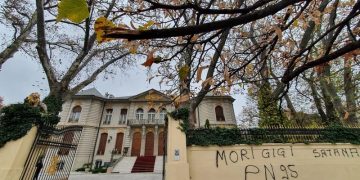 „Mori, Gigi!”, mesaj scris pe gardul palatului lui Gigi Becali