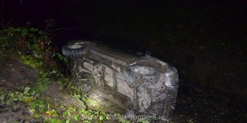 Au fugit de poliţiştii de frontieră şi s-au răsturnat cu maşina plină cu ţigări de contrabandă