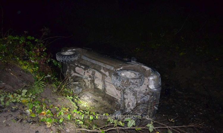 Au fugit de poliţiştii de frontieră şi s-au răsturnat cu maşina plină cu ţigări de contrabandă
