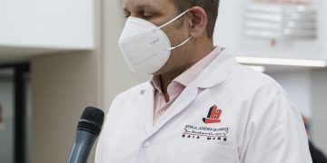 LUNA DECEMBRIE ÎN HALAT ALB