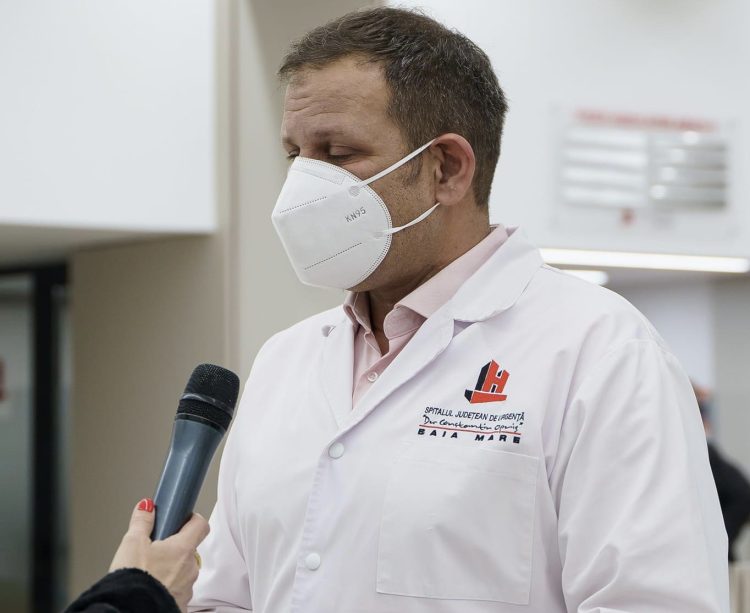 LUNA DECEMBRIE ÎN HALAT ALB