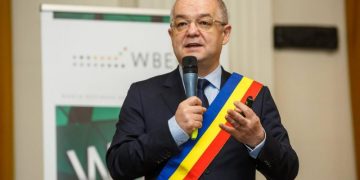 Deputatul Emanuel Ungureanu plătește 500 de euro celui care găsește lucrarea de doctorat a lui Emil Boc