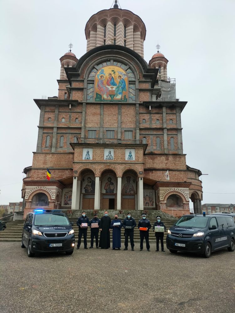 Jandarmii maramureşeni, implicaţi în campania „Cadoul din cutia de pantofi-darul tău de Praznicul Nașterii Domnului”