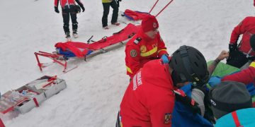 Zi plină pentru salvamontiștii maramureșeni. 3 persoane rănite pe pârtiile de schi