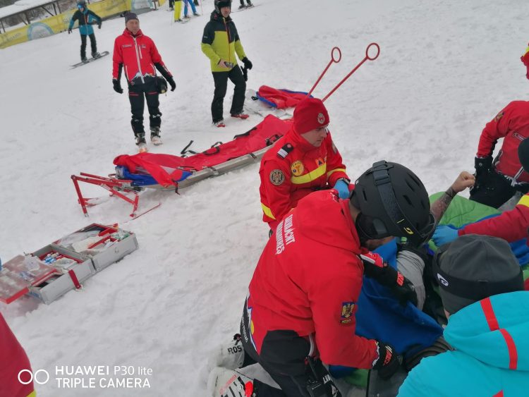 Zi plină pentru salvamontiștii maramureșeni. 3 persoane rănite pe pârtiile de schi