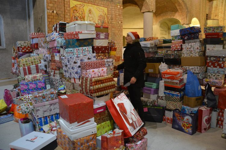 „Cadoul din cutia de pantofi”, proiect de suflet al Episcopiei Ortodoxe Române a Maramureșului și Sătmarului. GALERIE FOTO