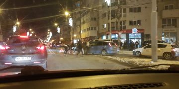 Femeie lovită în plin pe trecerea de pietoni în intersecția Traian cu Republicii. A fost dusă zeci de metri pe capotă – VIDEO și FOTO