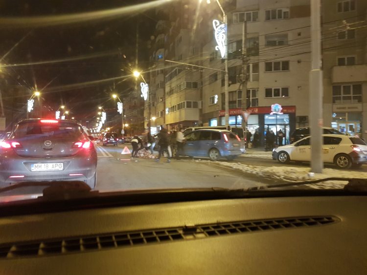 Femeie lovită în plin pe trecerea de pietoni în intersecția Traian cu Republicii. A fost dusă zeci de metri pe capotă – VIDEO și FOTO