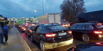 Românii care se întorc acasă au aglomerat punctele de frontieră