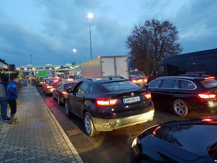 Românii care se întorc acasă au aglomerat punctele de frontieră