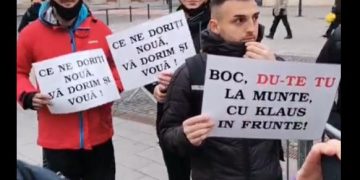 Protest la Târgul de Crăciun din Cluj. Oamenii cer a acces liber, fără ”Certificat Verde”