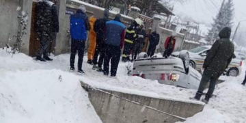 Mașină răsturnată la ieșire din Dej. Drumul, acoperit cu zăpadă