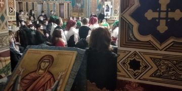 Seniorii și copiii au colindat împreună la Biserica Sfinții Arhangheli Mihail și Gavril din Baia Mare – FOTO