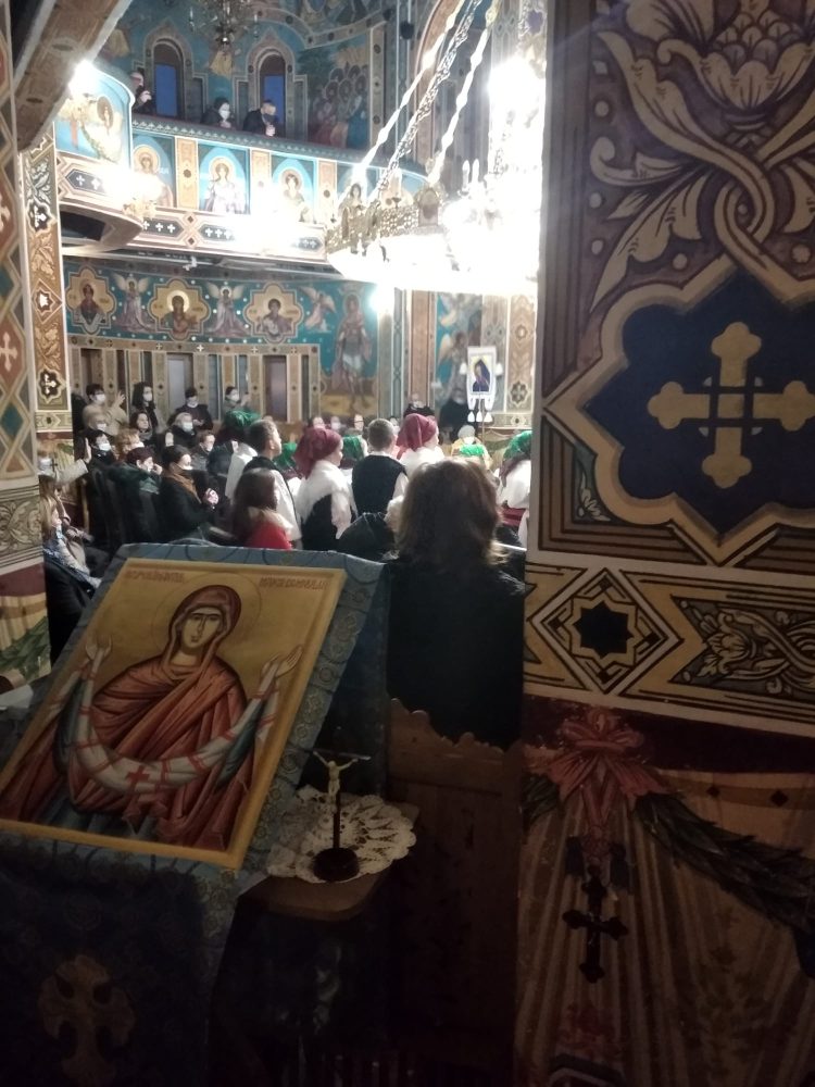 Seniorii și copiii au colindat împreună la Biserica Sfinții Arhangheli Mihail și Gavril din Baia Mare – FOTO