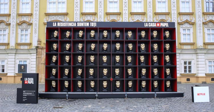 Cadou pentru fanii serialului „La Casa de Papel“: instalaţie compusă din 50 de măşti ale lui Dali