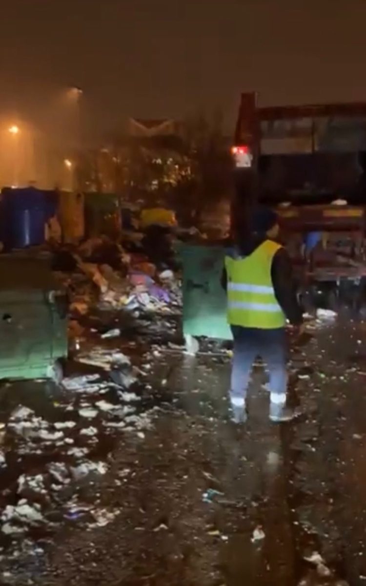 VIDEO: A început curățenia în Baia Mare. Echipele de muncitori ridică munții de gunoaie!