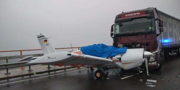 Un român s-a izbit cu TIR-ul de un avion, pe o autostradă din Germania
