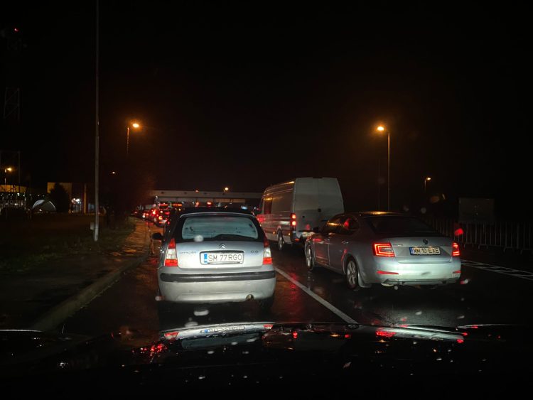 Vama Petea este blocată de o oră