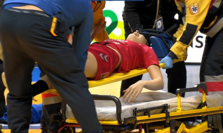 Cu piciorul drept imobilizat, Oana Borș se întoarce în țară!