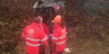 Accident între Berinţa și Cărbunar: Un şofer a ieşit cu maşina în decor şi s-a răsturnat – foto