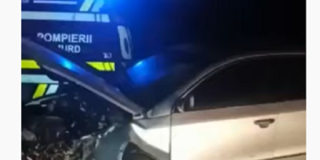 Accident la Şomcuta Mare. Un tânăr beat a rămas încarcerat după ce s-a izbit cu maşina de un cap de pod