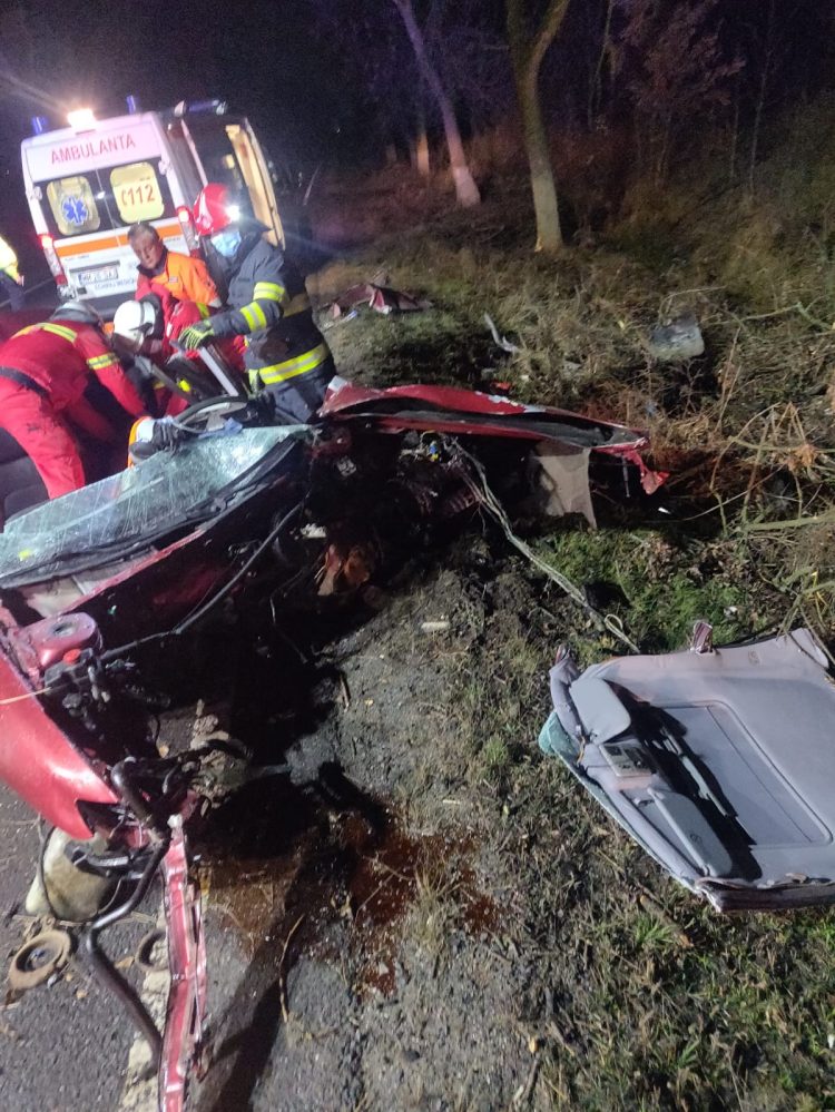 Grav accident la Cicârlău. O persoană încarcerată – foto