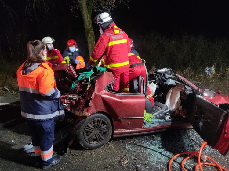 Grav accident la Cicârlău. O persoană încarcerată – foto