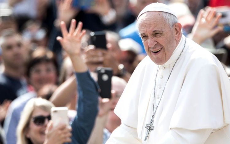 Papa Francisc spune că ne aflăm în epoca gardurilor și a sârmei ghimpate!