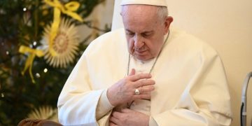În timpul slujbei din Ajun, Papa Francisc le-a amintit credincioşilor că Iisus s-a născut sărac şi i-a îndemnat la modestie