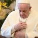 În timpul slujbei din Ajun, Papa Francisc le-a amintit credincioşilor că Iisus s-a născut sărac şi i-a îndemnat la modestie