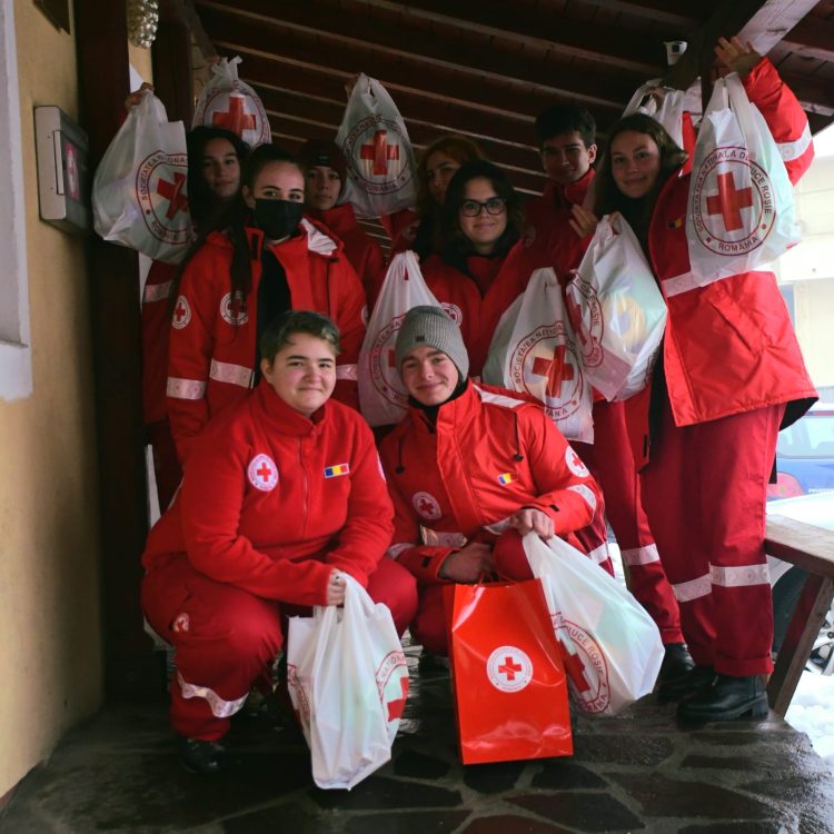 Cadouri dăruite de reprezentanţii Crucii Roşii Maramureş