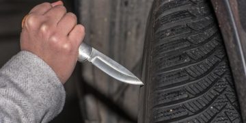 Răzbunare! Şi-a convins amicii să taie cauciucurile maşinii unui poliţist. A fost arestat preventiv pentru instigare la ultraj