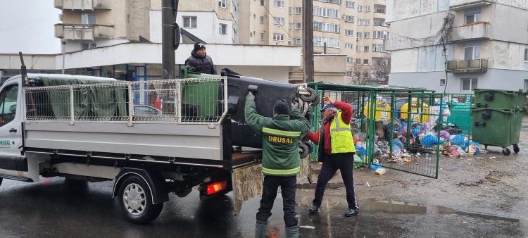 FOTO, VIDEO – Drusal îşi bate joc de băimăreni! Angajaţii firmei de salubrizare aruncă gunoaiele pe unde apucă