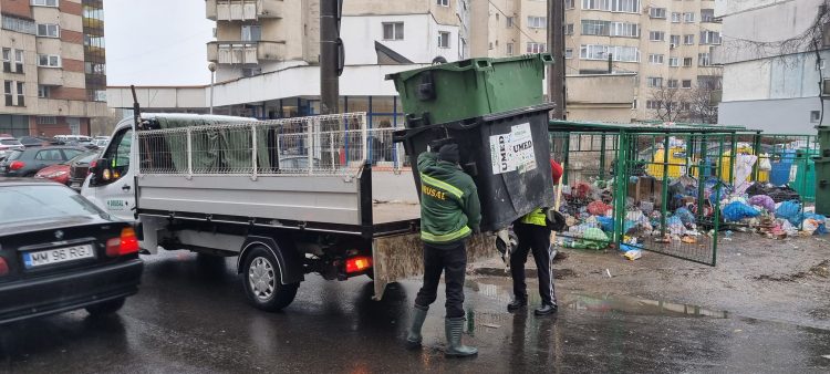 FOTO, VIDEO – Drusal îşi bate joc de băimăreni! Angajaţii firmei de salubrizare aruncă gunoaiele pe unde apucă