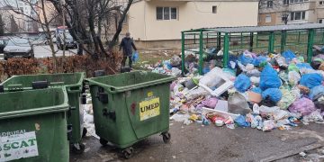 FOTO, VIDEO – Drusal îşi bate joc de băimăreni! Angajaţii firmei de salubrizare aruncă gunoaiele pe unde apucă