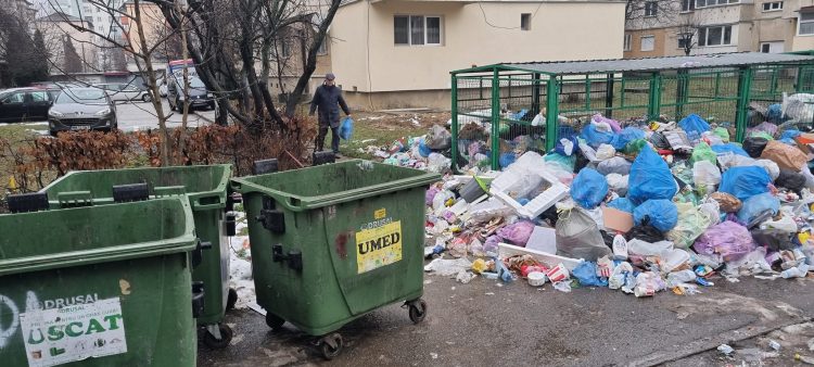FOTO, VIDEO – Drusal îşi bate joc de băimăreni! Angajaţii firmei de salubrizare aruncă gunoaiele pe unde apucă