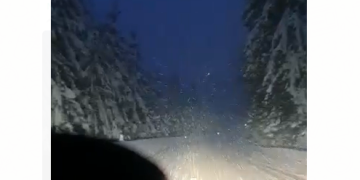Trafic îngreunat în Maramureşul Istoric din cauza poleiului şi vântului. Starea drumurilor judeţene – video