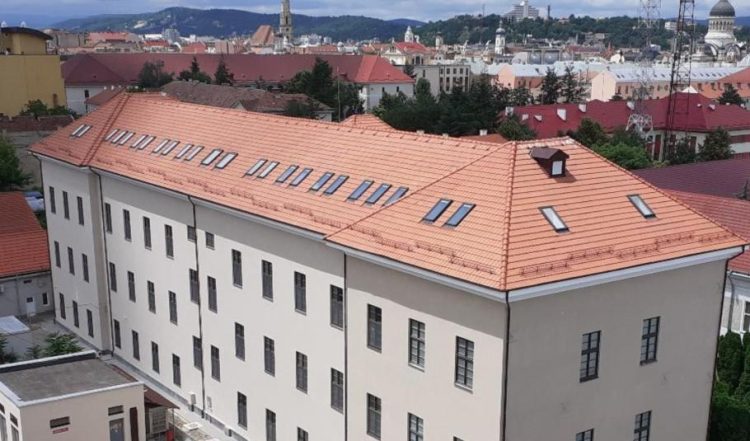 Salt mortal de la etaj, la Spitalul Militar din Cluj-Napoca. Poliţiştii anchetează moartea unui bărbat de 72 de ani